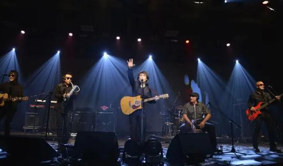 伍佰神级演唱会大合集,伍佰为什么被称为摇滚皇帝