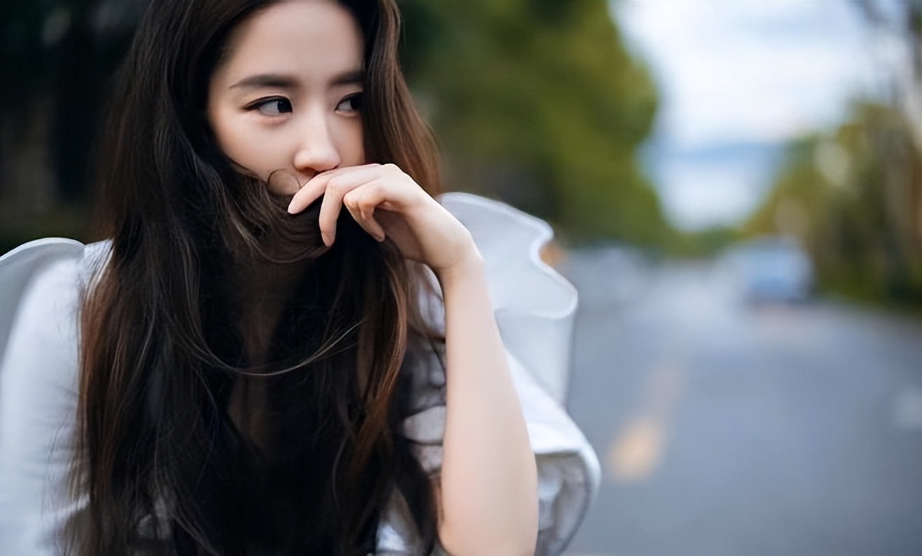 刘亦菲穿西装和风衣,刘亦菲现身巴黎戴墨镜