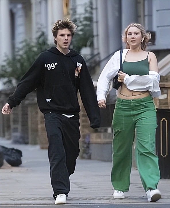 小七与小贝接吻,小贝亲吻小七所有照片