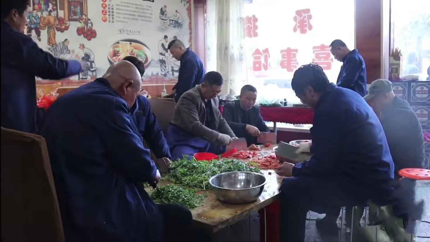 陕北结婚流水席连吃三天,陕北农村吃席杀羊