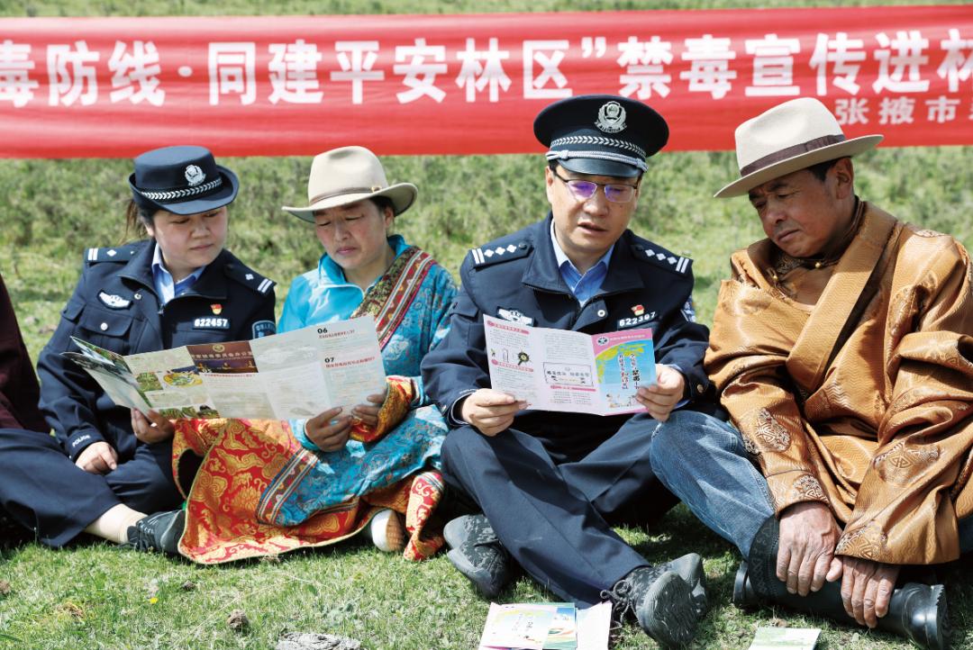 警察蓝生态绿,警察蓝守护安全