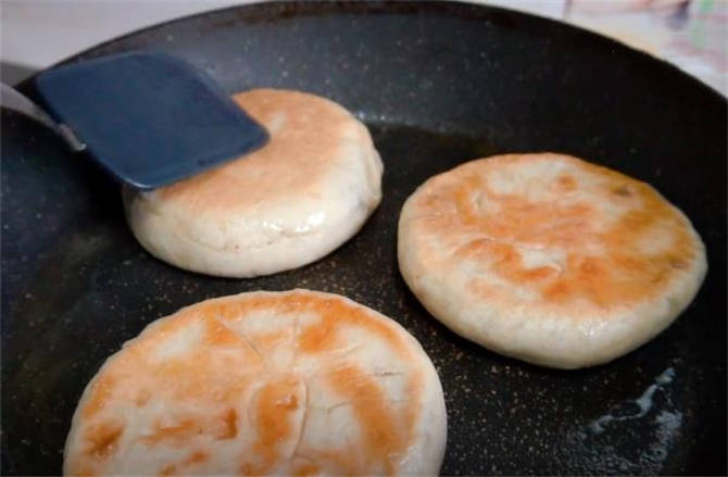 早餐我家就爱吃这馅饼皮酥馅鲜嫩,只要10分钟做出又酥又香的馅饼