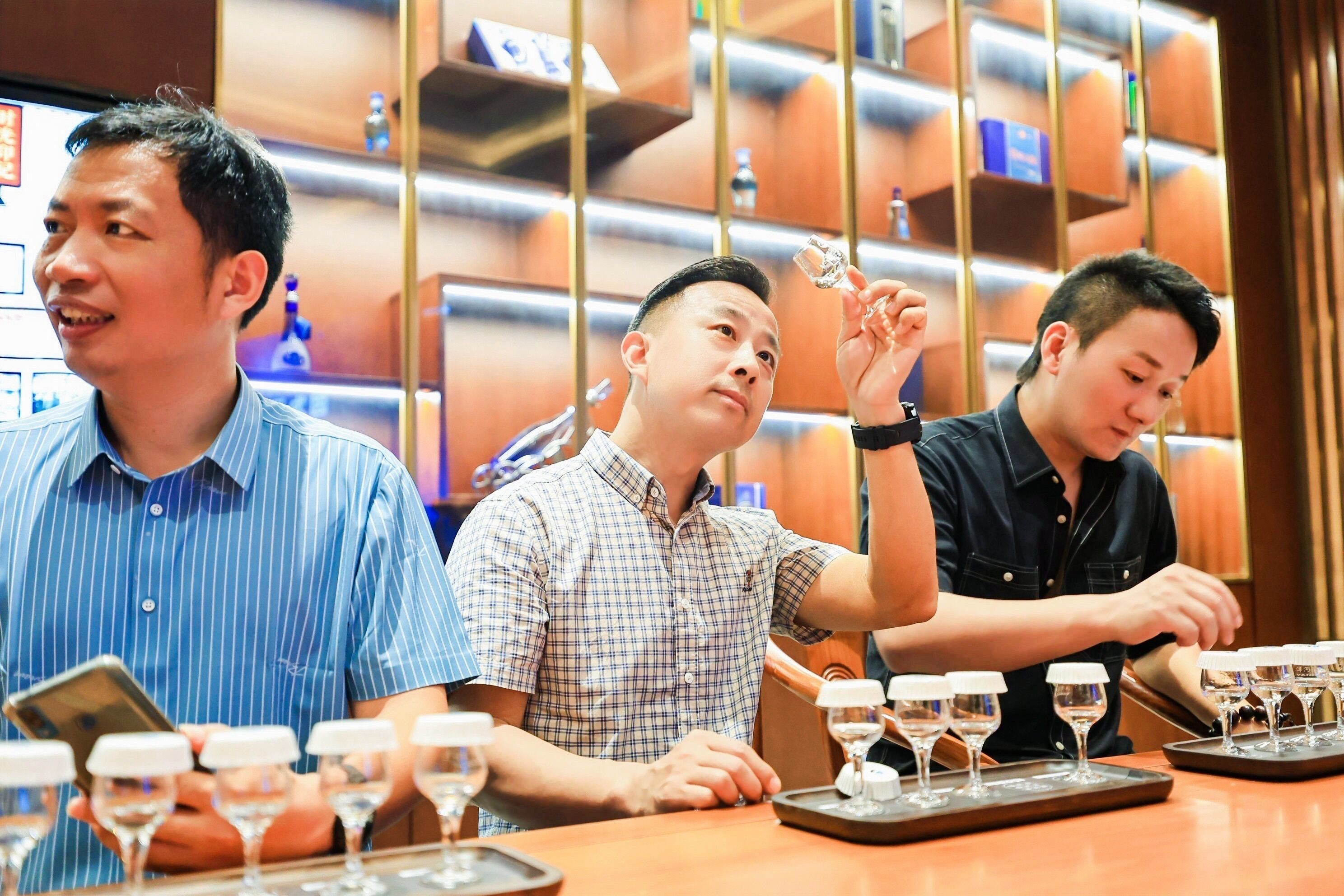 寻味“梦之蓝”，一座城市和酒杯的碰撞