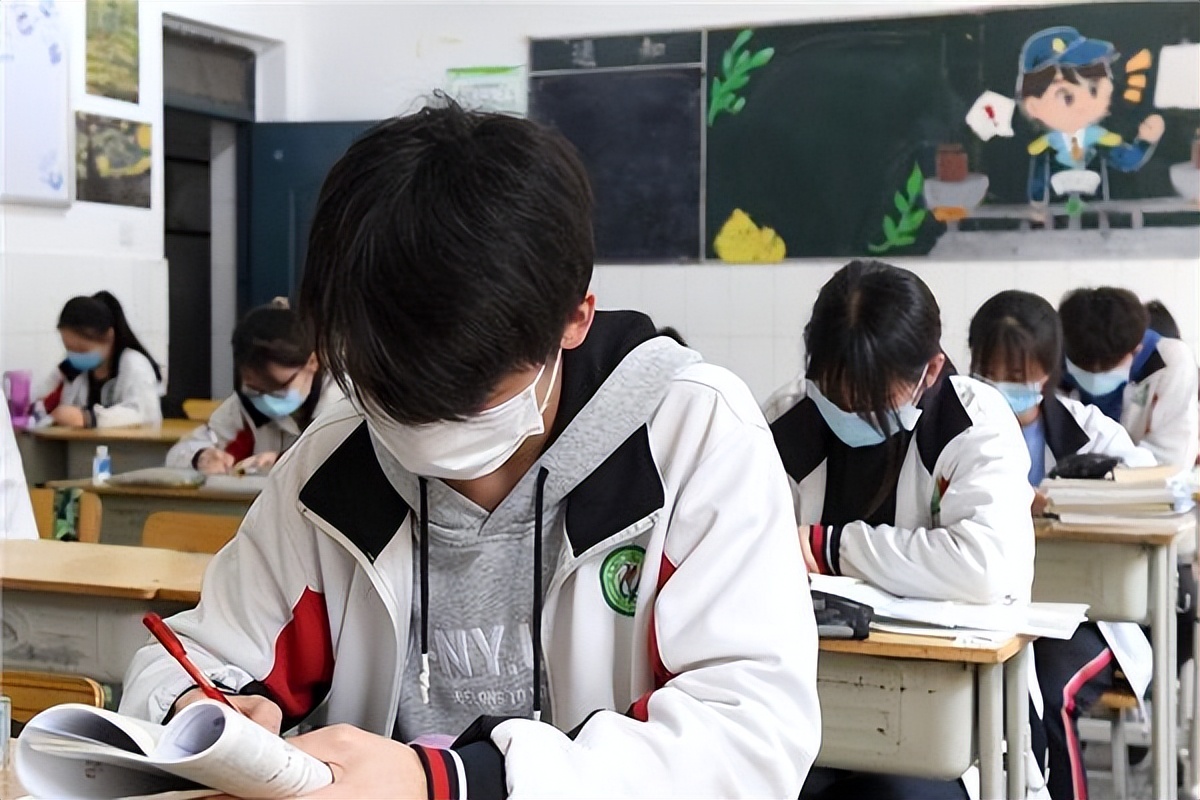 学习不好上民办三本还是公办大专,民办三本本科和公办专科哪个好