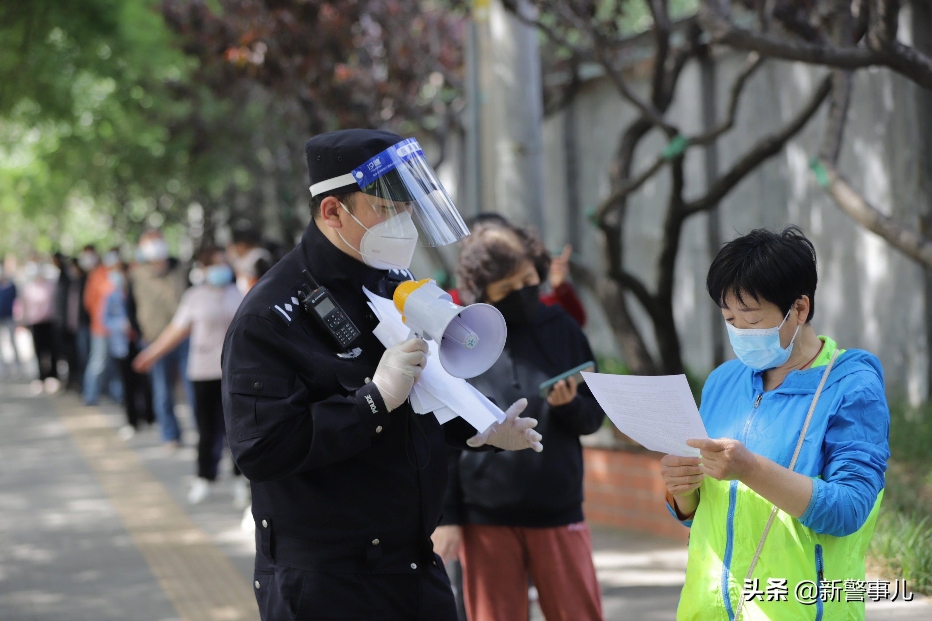 警徽闪耀疫情防控一线,警徽闪耀在战疫一线