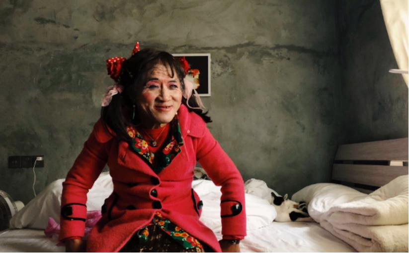 山东65岁拾荒大爷，每日扎小辫涂胭脂，无视他人嘲笑：我无愧于心