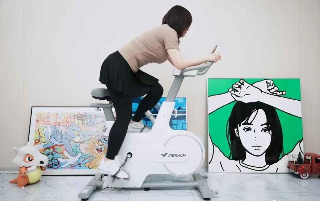 动感单车伤到膝盖了会不会很严重,动感单车不站着骑对膝盖有伤害吗