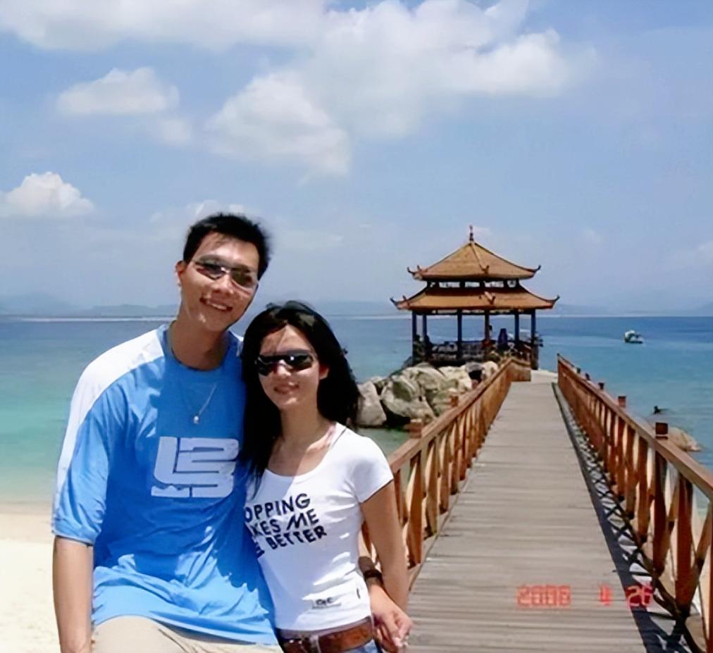 易建联与娇妻荆灵图片,易建联身价上亿迎娶巴西宝贝