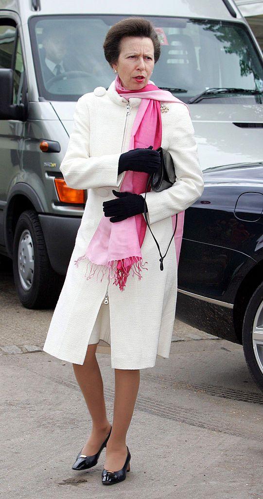 这位公主奶奶太会穿：72岁穿金戴帽，优雅贵气一眼看见