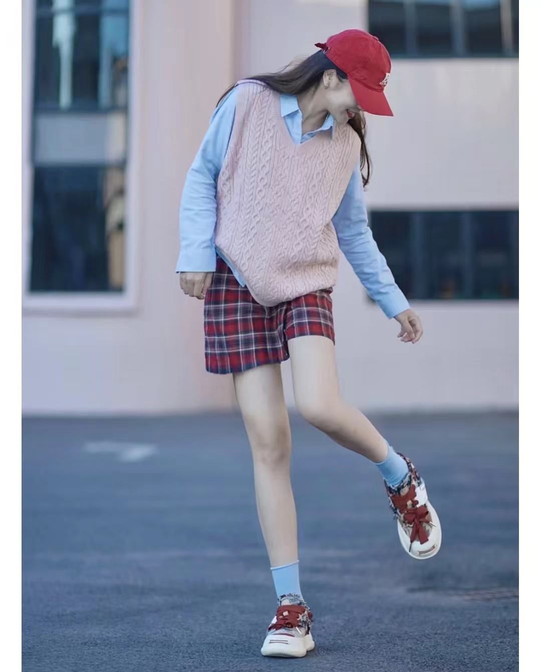 外套秋冬蓝色搭配什么颜色,秋冬比较显高级的颜色搭配