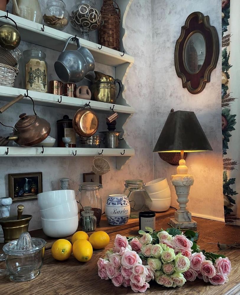 30岁女主装扮的美国住宅，花哨又闪亮，复古极繁主义也别具魅力