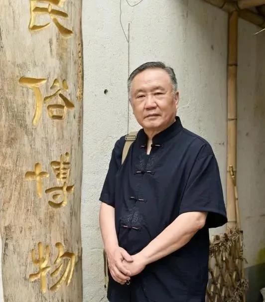 开“让专家点头读者鼓掌”新文风先河