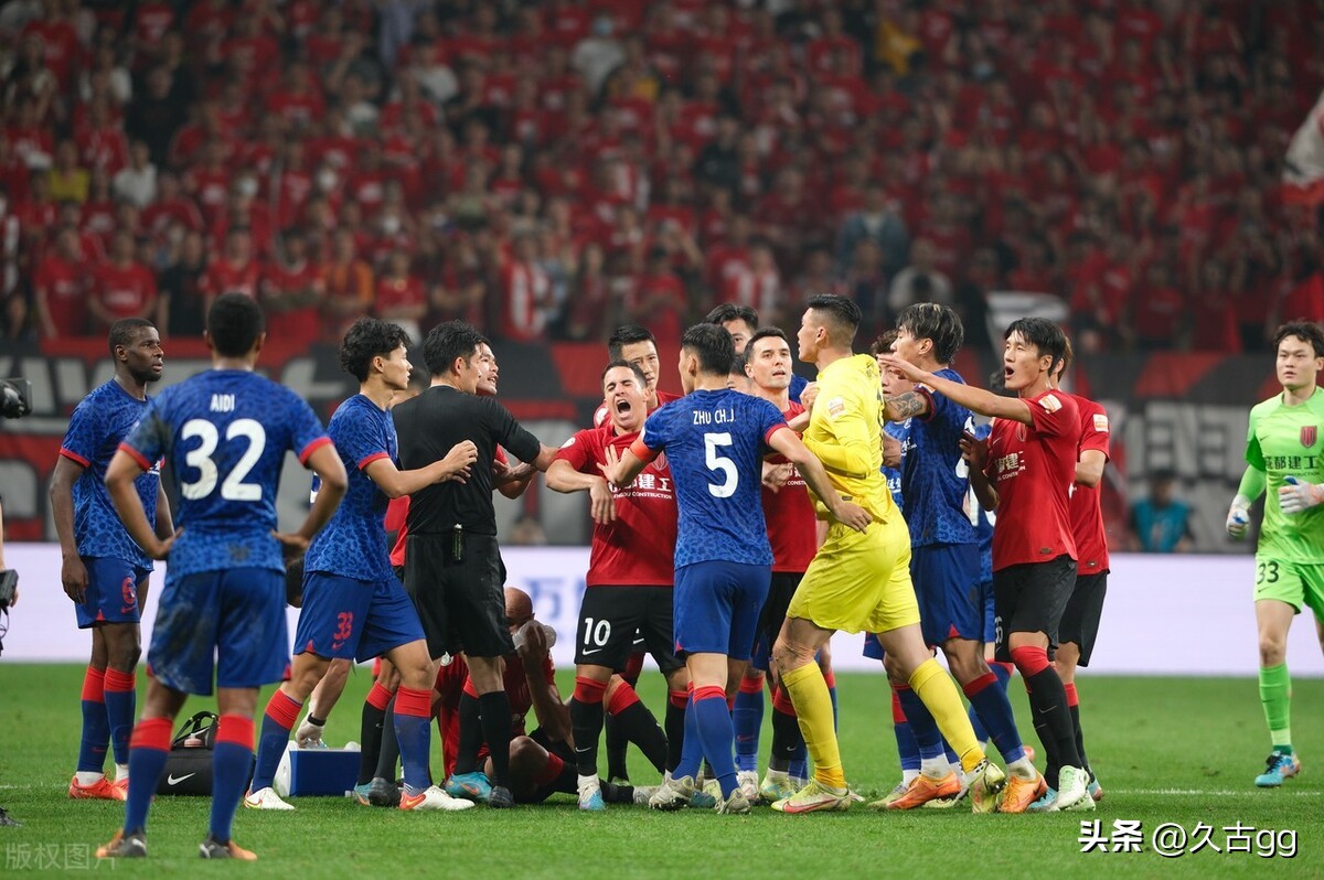 嘴硬？输球+8黄1红吴金贵心不甘，马镇一拳或“打蒙”扬科维奇