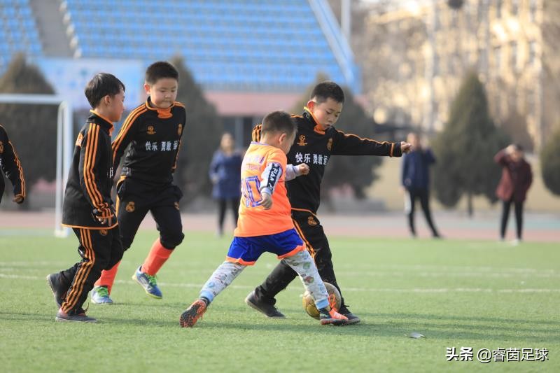 少儿足球给孩子带来什么,幼儿足球训练的好处