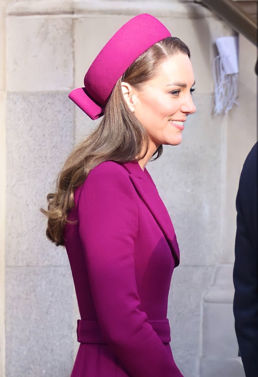 国宴显尊卑！卡米拉戴全套蓝宝石，凯特王妃用珍珠致敬女王和戴妃