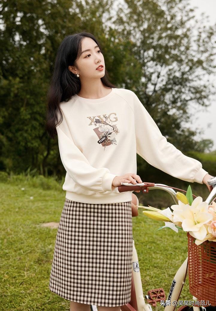 卫衣搭配外套的穿搭春款,矮个子初春风衣卫衣搭配