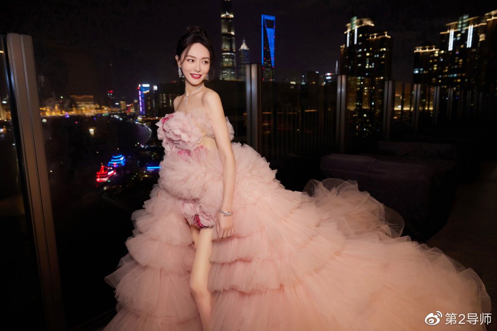 微博之夜红毯红色礼裙造型,微博之夜明星都有几套高定