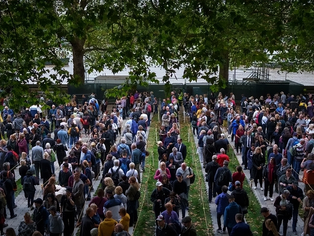 贝克汉姆排队13小时吊唁英女王,贝克汉姆纪念仪式