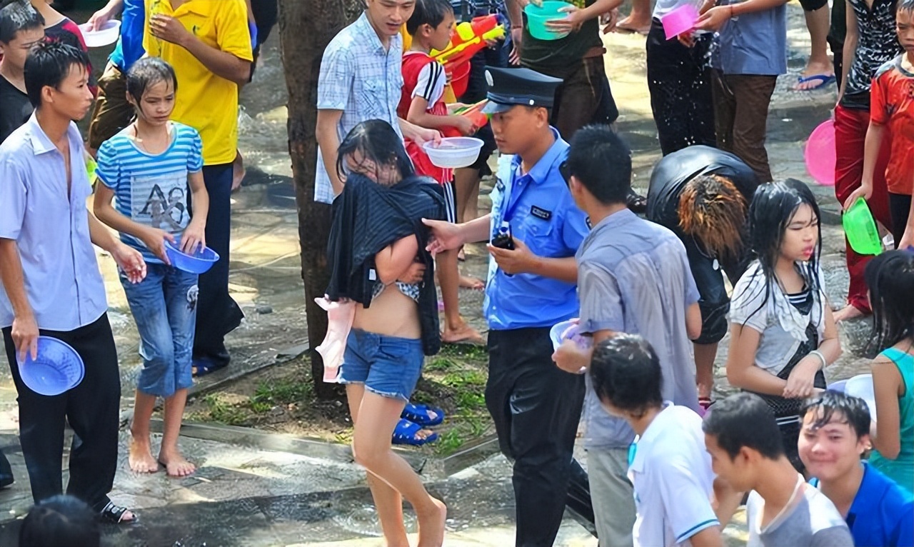 1天4个瓜,泼水节变流氓节,床戏尺度大引热议,世纪婚礼,都是大瓜