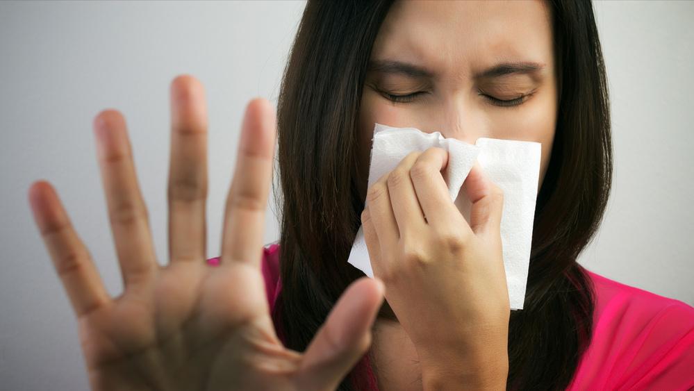 左胸口隐隐作痛一阵阵刺痛几秒,左胸老是刺痛几秒是心脏病吗