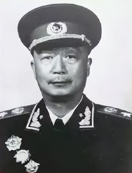 蒋介石如何评价十大元帅？唯有*德朱**可称上帅，贺龙这个人太可怕了