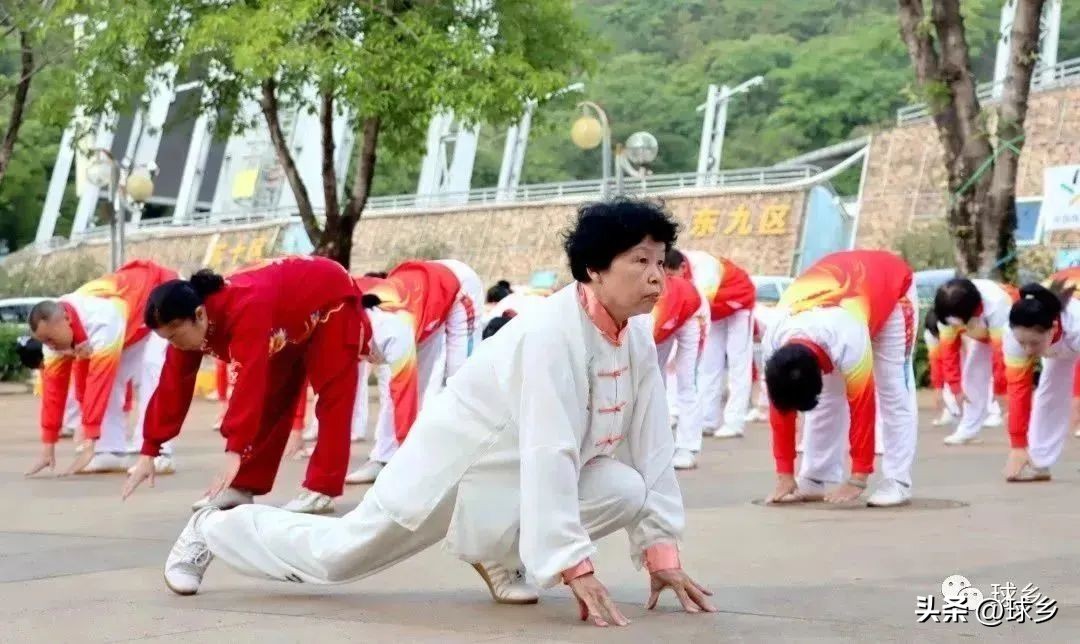 全民健身日太极进社区,健康服务进社区免费体检暖人心