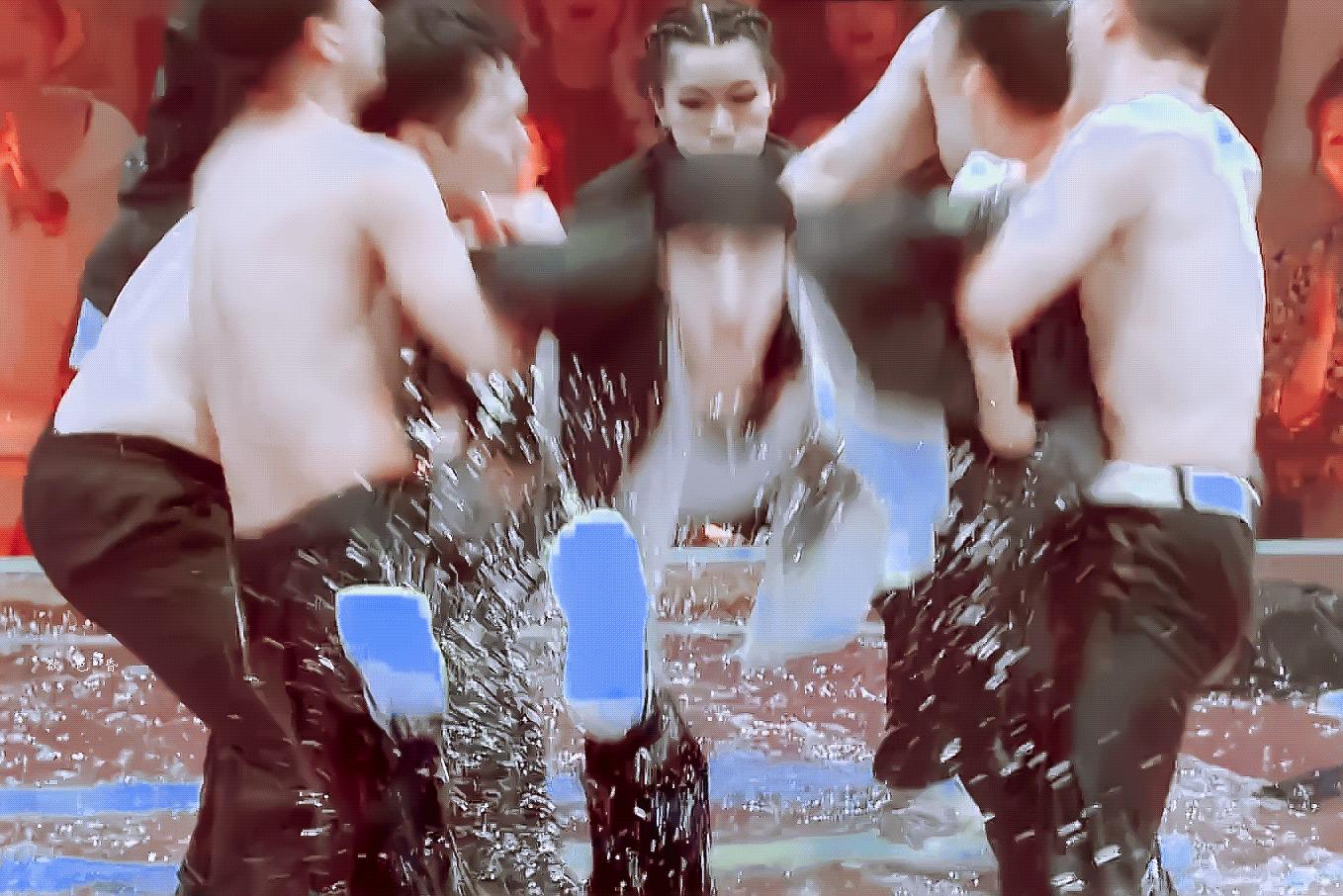 王一博回眸杀蓝湛,王一博跳舞杀马特