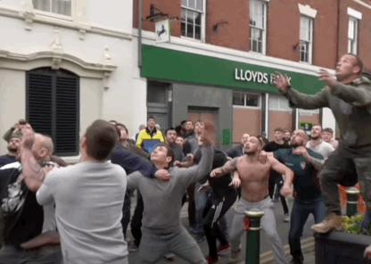 英国最疯的球赛，王室都被揍出鼻血