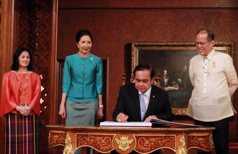 泰国第一夫人美出圈，盛装出席APEC晚宴，行屈膝时宛如童话公主