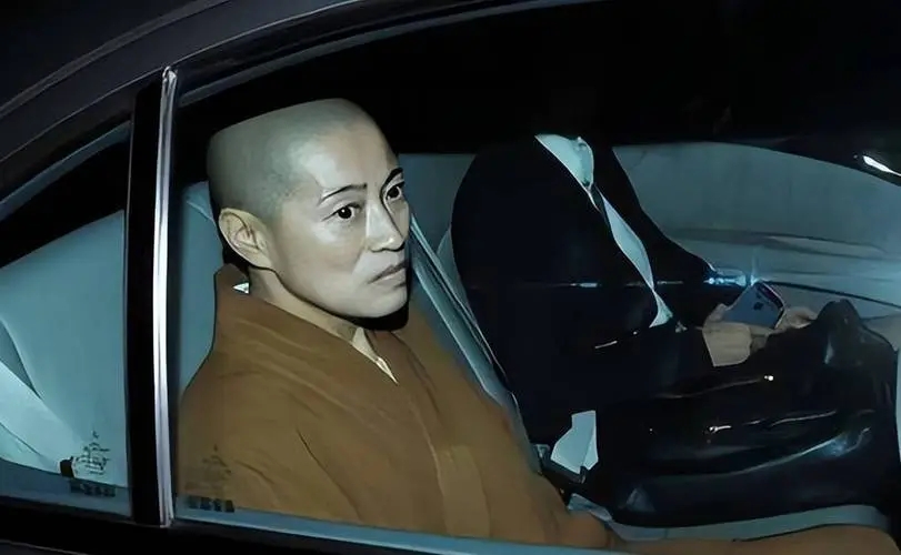 胆真大的假尼姑，开豪车住豪宅夜夜笙歌，把寺庙当做摇钱树！