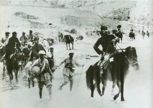 前有大河,后有胡宗南追兵,生死关头毛*东泽**却淡定道:给我一支烟