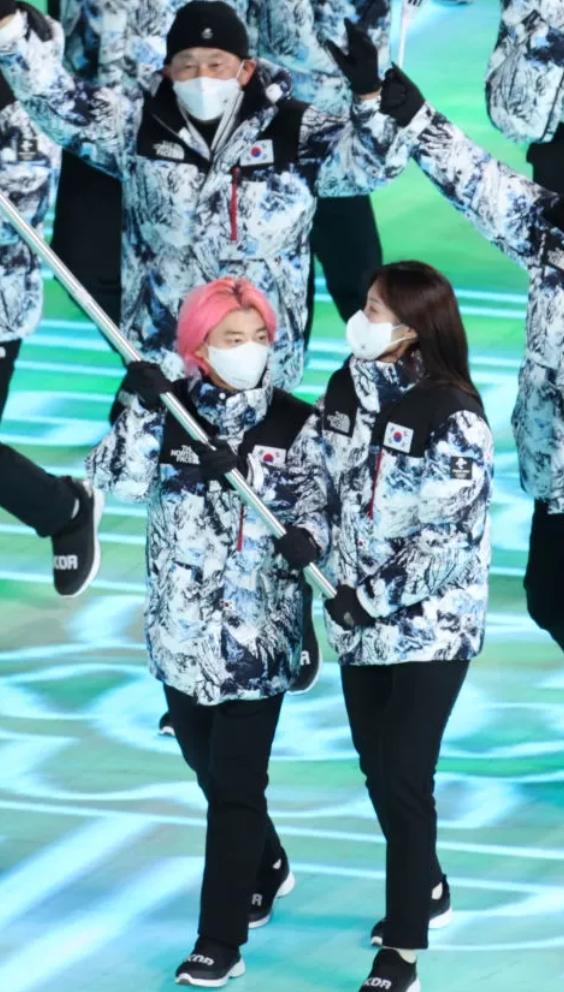 北京冬奥会开幕式羽绒服盘点,中国队穿的大衣到底是什么来头?