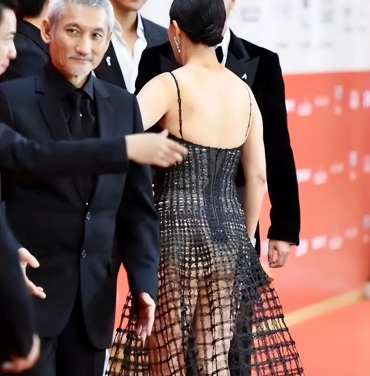 衣不蔽体,全身涂白,满口假牙闪瞎眼…娱圈的病态审美,该管管了