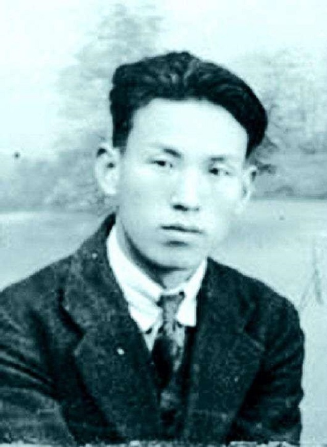 与周总理假扮“革命夫妻”，1976年得知总理去世，她哭晕在大堂