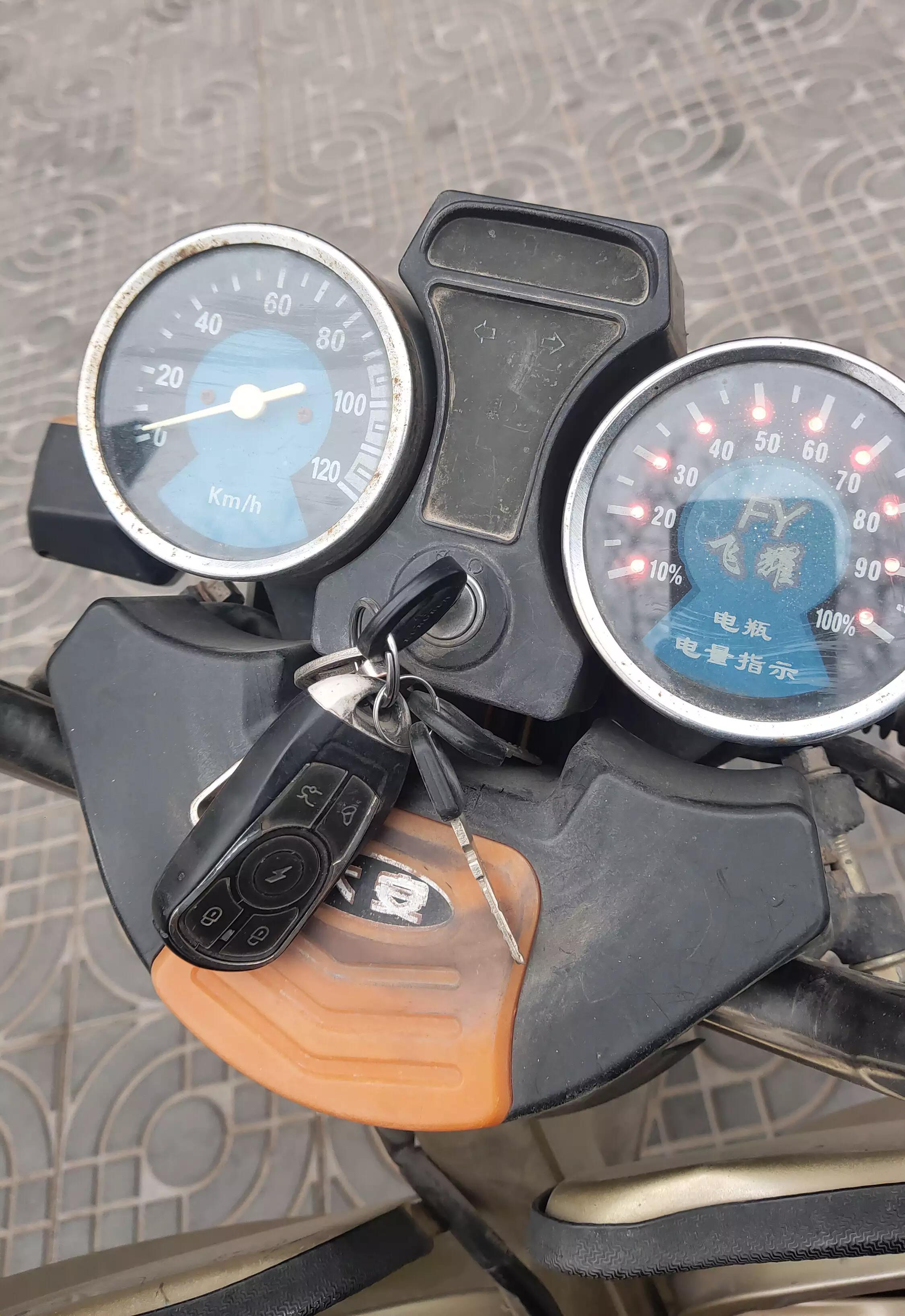 电动车新换的电池充满电不跳绿灯,电动车充满电加速掉二格电怎么了