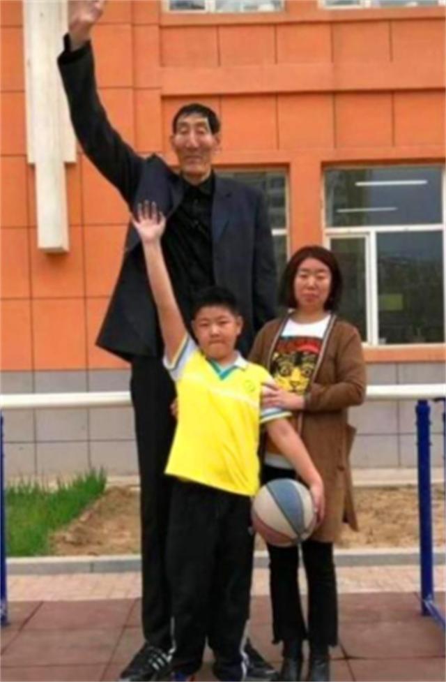 中国2米36巨人鲍喜顺现状,2米巨人鲍喜顺近况