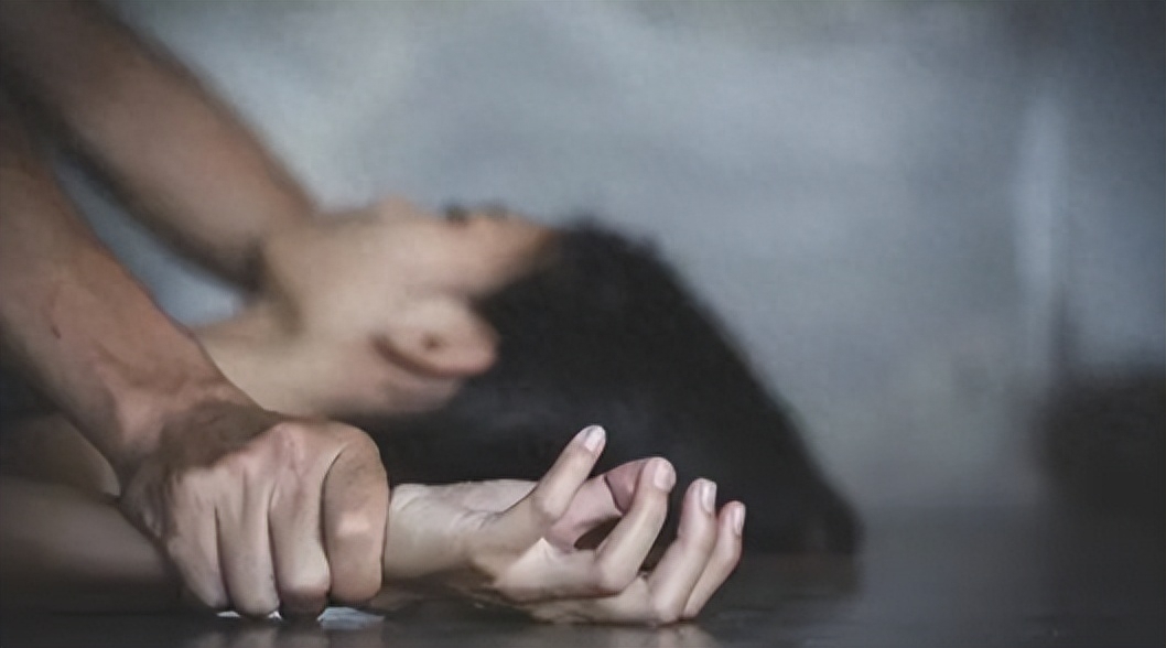 江苏51岁大姐醉酒被人扛走,51岁大姐醉酒被人扛走