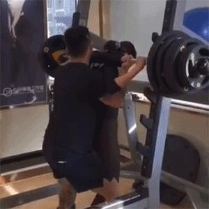 教练辅助女学员深蹲,教练辅助女生深蹲150kg
