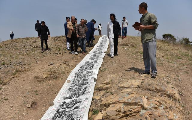 十七年前为了上山寻找真龙的莒城一怪现状如何？