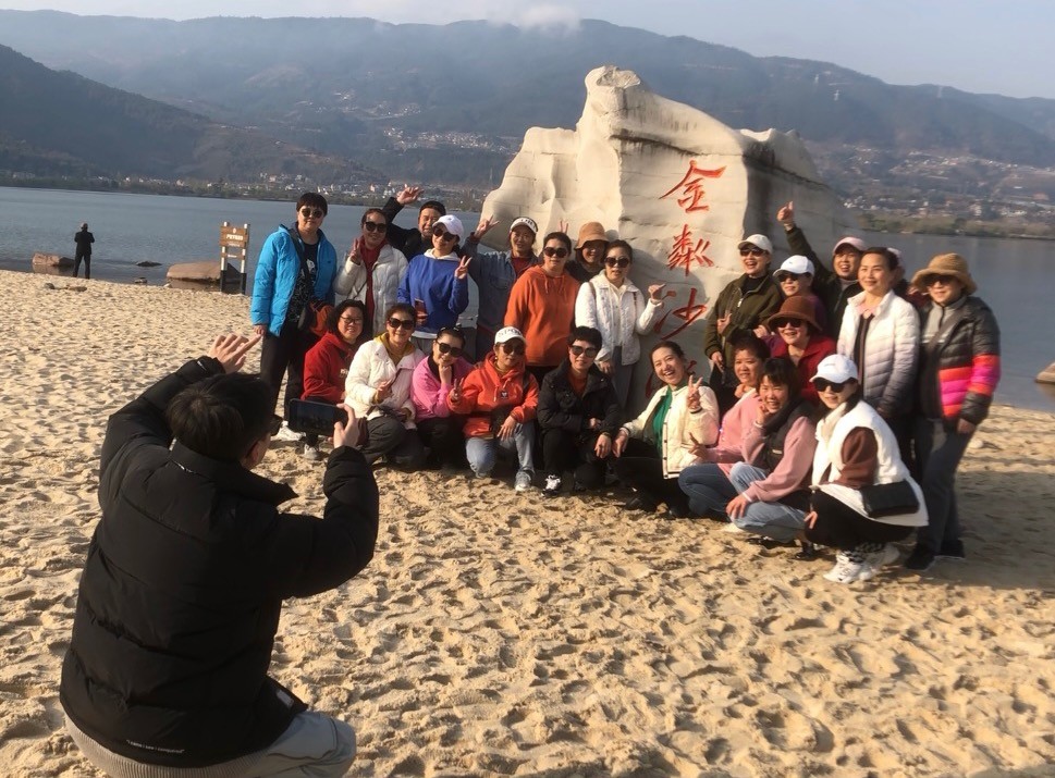 年轻人混入老年旅行团,夕阳红旅游团老人