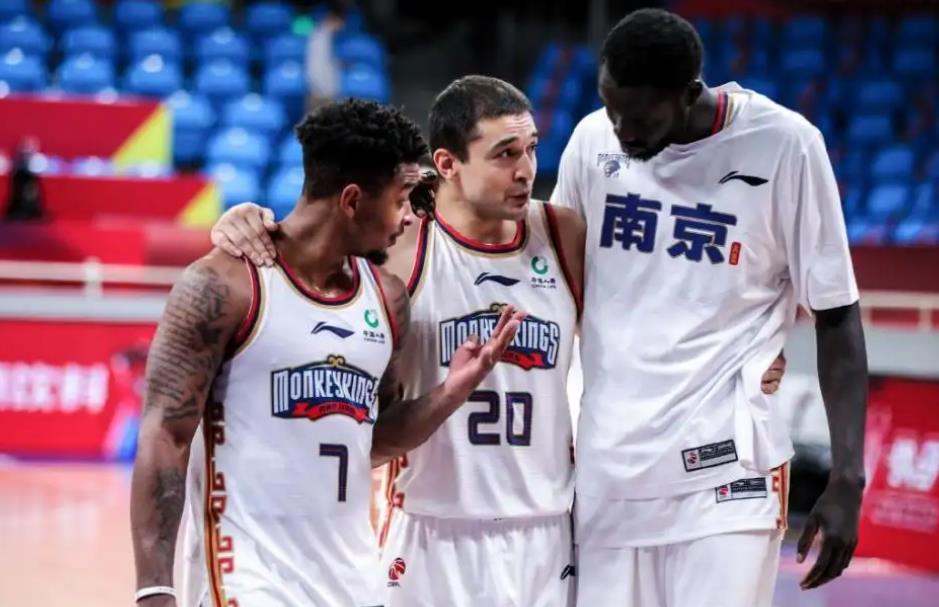 西热力江被停赛5场教练还是球员,西热力江的被罚款的动作