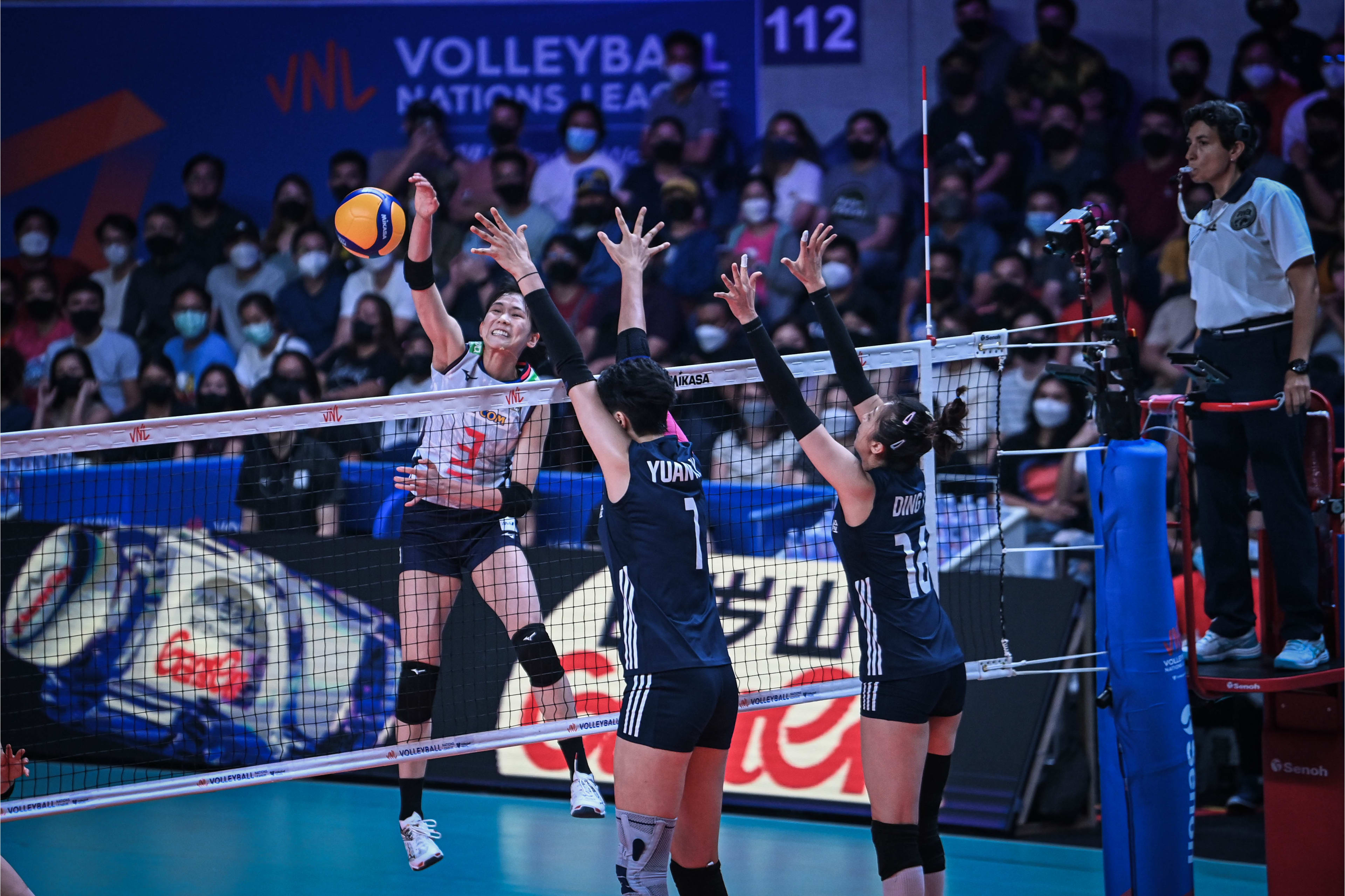 中国女排1比3不敌日本，第四局12比25落败，日本八战全胜高居第一
