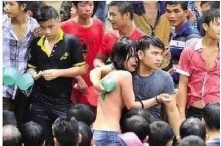 趁着泼水节公然对女生进行骚扰！向女生私密部位喷水还撕扯衣服