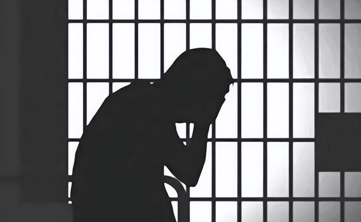 2014年，54岁老汉跳楼却砸死路人，警方调查发现其为17年前在逃犯