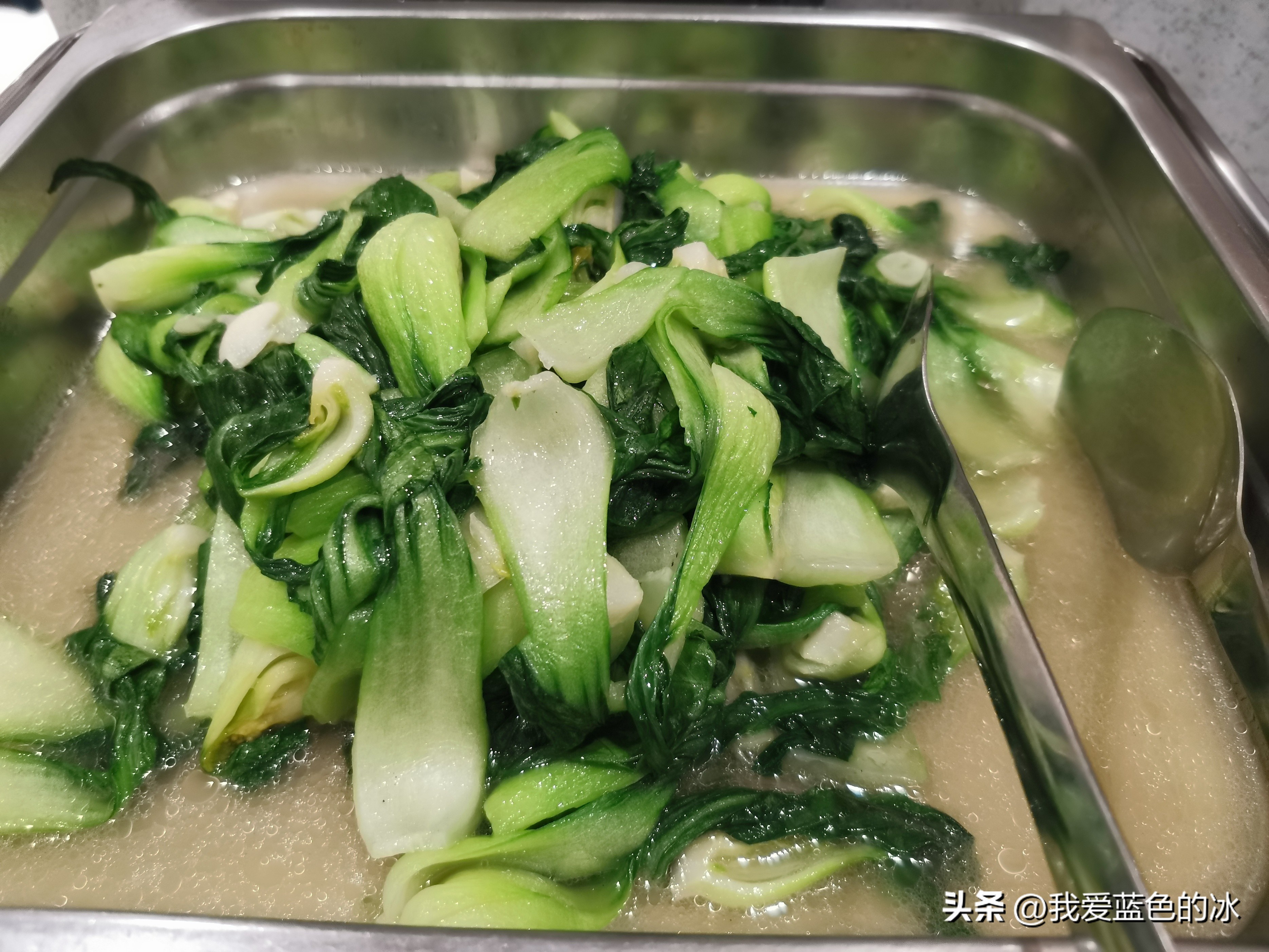 在遵义的第二天早餐，有多少人认识这个罐子里的绿色渣渣是什么？