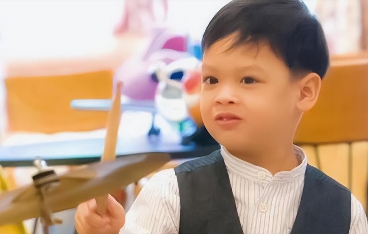 泰国提帮功王子18岁生日情况,泰王14岁提帮功难当大任