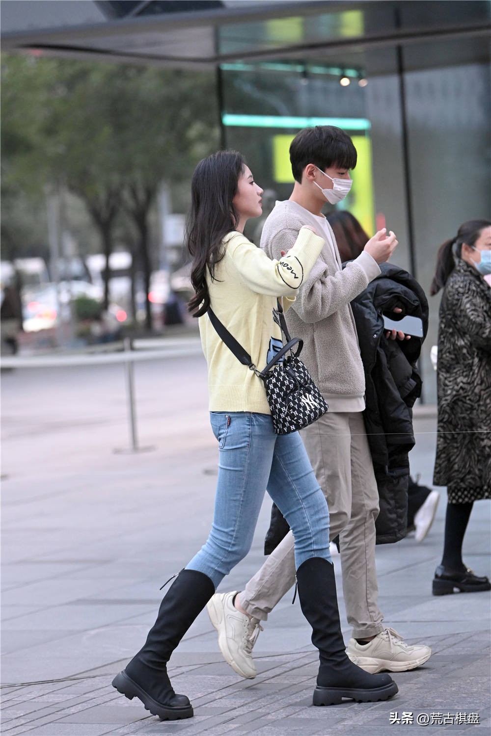 过膝靴牛仔裤的搭配技巧,牛仔裤加过膝靴是不是很挑身材