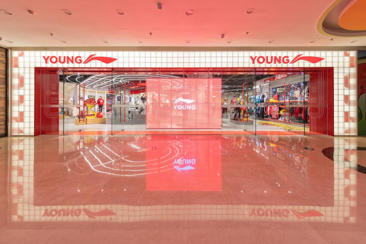 李宁夏季新品实体店,李宁young历史及logo的含义