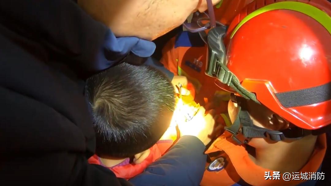 小女孩被玩具咬手到消防站求助,消防救2岁孩子被咬手指十分钟