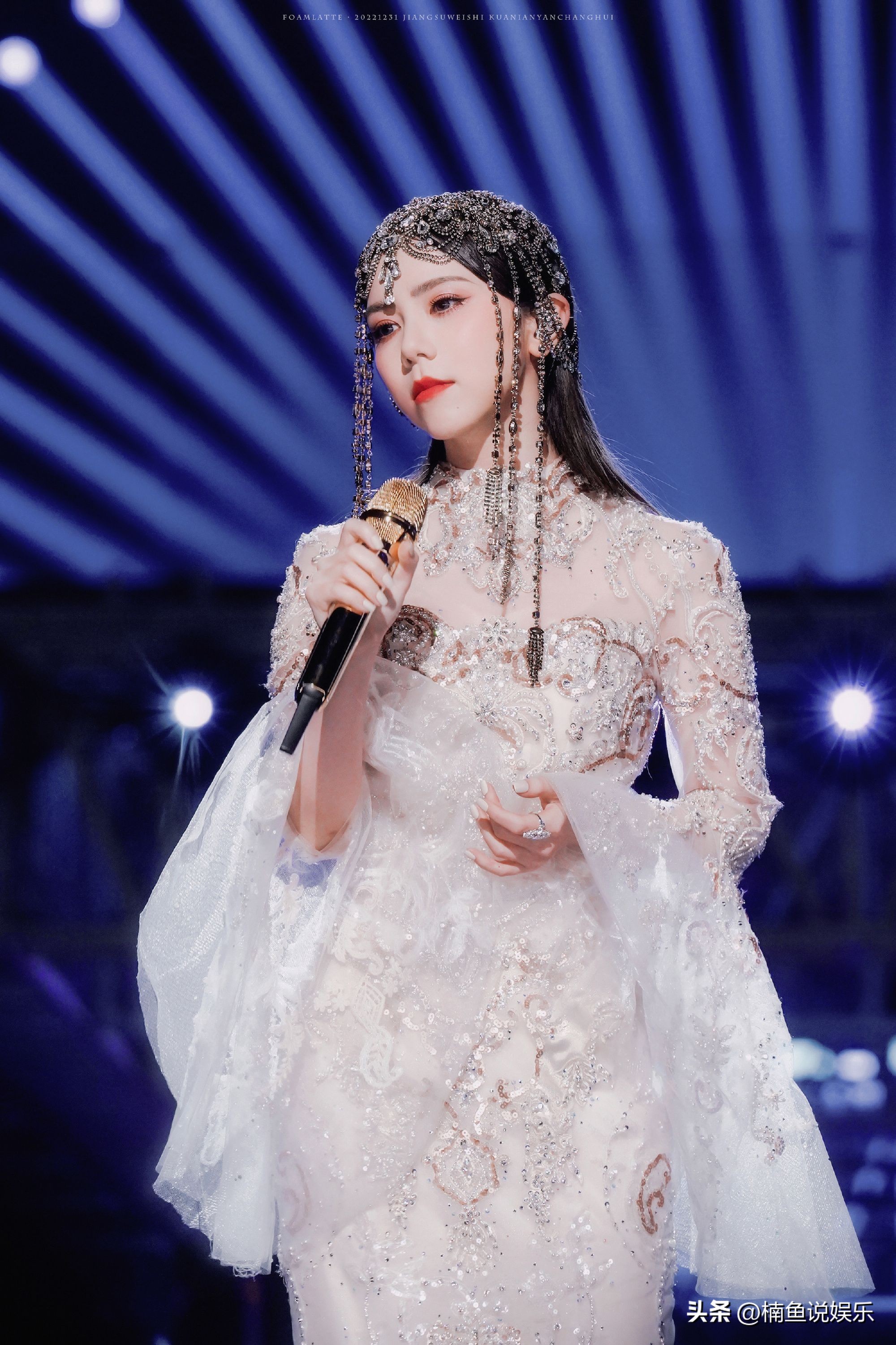 邓紫棋现身机场穿着睡袍好帅气,邓紫棋异域风格造型